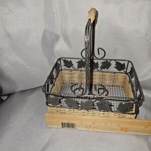 Very Nice 7" Wire Frame Basket with Handle